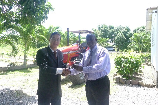 曹大使將農用曳引機鑰匙移交尼島農業部長赫克托(Robelto Hector)