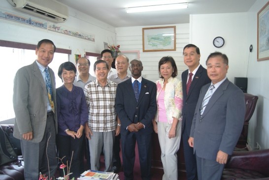 駐館曹大使(右2)陪同新興計畫考察團拜會克國副總理康鐸閣下(右4)