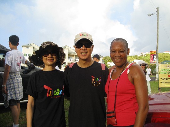 曹大使夫婦與文化暨衛生部長Marcella Liburd於健行抵達終點時合影。