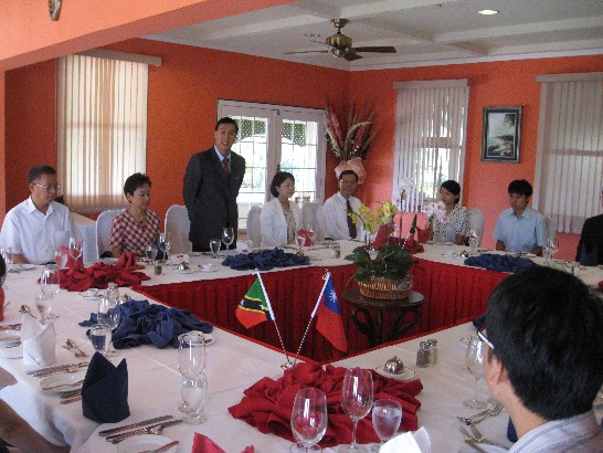 曹大使於餐敘致詞時表示，歡迎旅居克國僑胞、留學生以大使館為家，以館團員眷為家人，時時聯繫，相互關懷。
