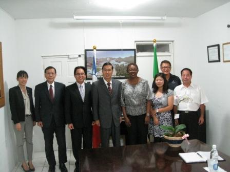 曹大使偕駐館同仁及駐克國我台商代表與克國觀光部次長Patricia Martin合影。