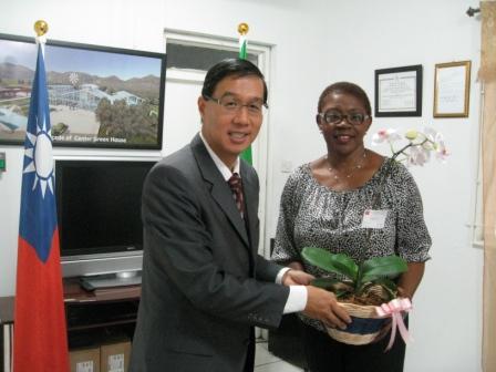 曹大使致贈克國觀光部次長Patricia Martin兩國合作計畫之新觀光示範農場生產之蘭花以感謝該部為我在國際民航組織發聲。