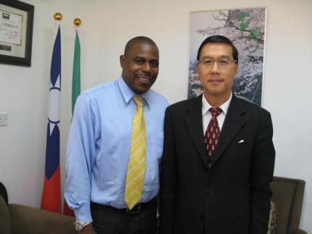 尼島觀光局長Devon Liburd來館拜會曹大使，雙方就「2013年台北國際旅遊展」事交換意見。