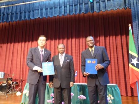 克國道格拉斯總理、教育部長Nigel Carty及曹大使共同主持頒獎典禮