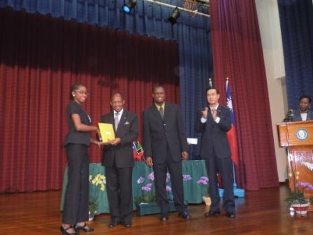 道格拉斯總理、教育部長Nigel Carty及曹大使頒贈獎學金予169位受獎生，由各校學生代表上台領獎。