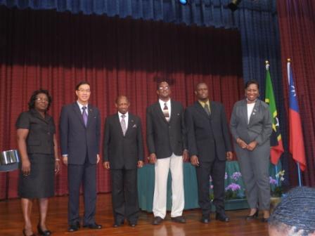 道格拉斯總理、曹大使、教育部長Nigel Carty、Ionie Willet次長、資深官員Clarice Cotton及克國Clarence Fitzroy Bryant College校長Kelvin Daly合影留念。