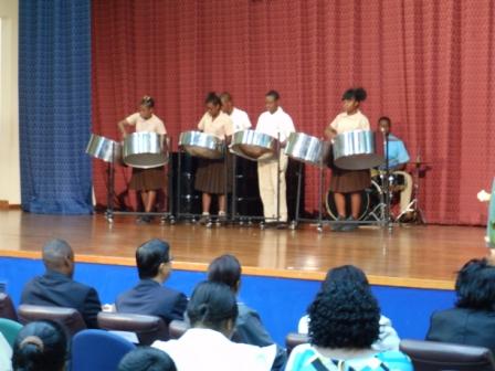 克國Basseterre高中學生鋼盤樂表演。