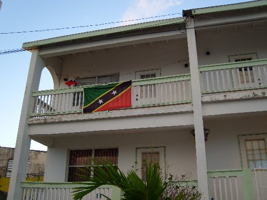 駐館大使職務宿舍後方民宅於國慶期間懸掛中華民國與克國國旗。