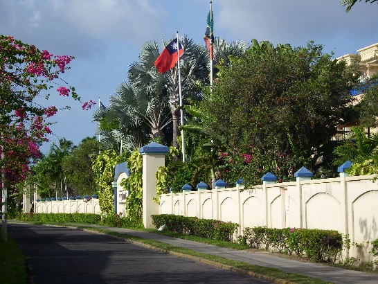 克國知名國際旅館St. Kitts Marriott Resort正大門於光輝十月期間為我懸掛青天白日滿地紅國旗。