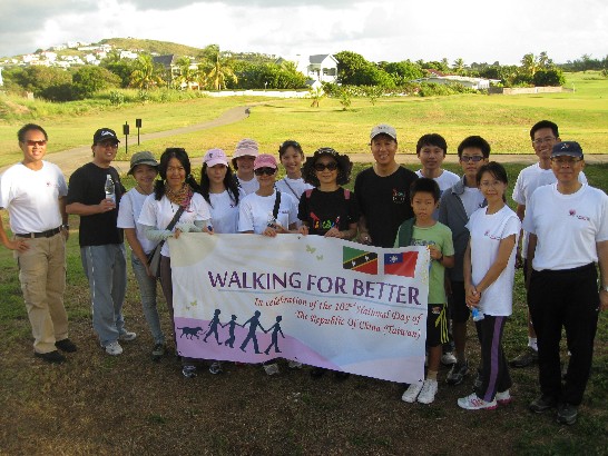 曹大使夫婦偕館(團、專案計畫)員眷與志工於駐館國慶環保健走終點合影。
