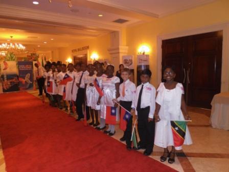 St. Christopher Preparatory School學生揮舞台克兩國國旗參與酒會迎賓。