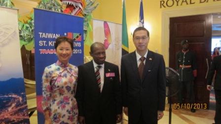 曹大使夫婦歡迎道格拉斯總理出席酒會。