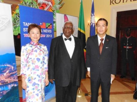 曹大使夫婦歡迎Cuthbert Sebastian前總督出席酒會。