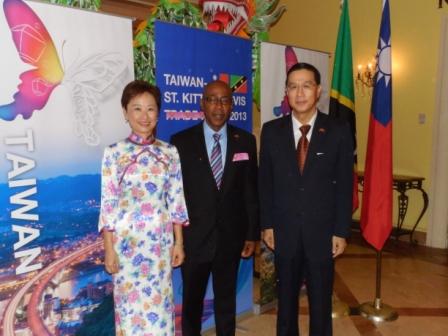 曹大使夫婦歡迎副總理兼能源部長Earl Asim Martin出席酒會。