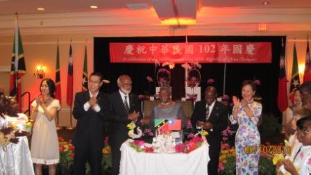 曹大使夫婦與羅倫斯總督伉儷、道格拉斯總理等貴賓及克國學生一起歌唱生日快樂歌，祝賀我102年國慶。