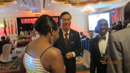 前副總理兼外長Sam Condor向曹大使致意。