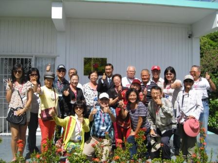 團員與曹大使共同高呼中華民國及台灣讚並合影留下美好回憶。