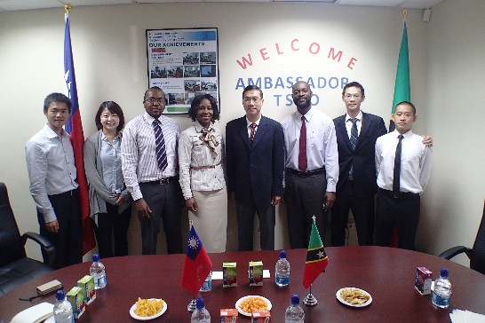 曹大使與台克兩國ICT技術合作團隊合影。