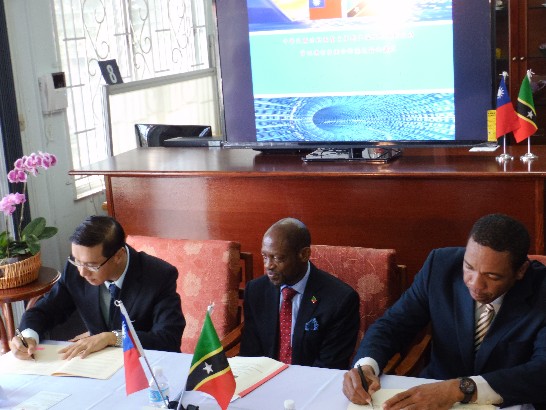 曹大使與克國科技部長Glenn Phillip簽署ICT(2013-2018)協定，道格拉斯總理(中)見證。
