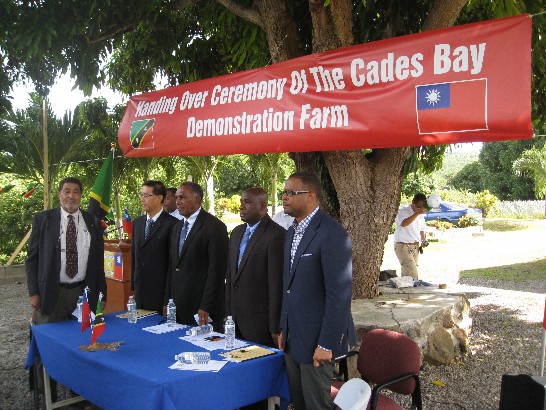 出席移轉儀式貴賓克國副總督Eustace John(左起)、曹大使、尼島行政首長Vance Amory、農長Alexis Jeffers、副行政首長暨反對黨領袖Mark Brantley聆聽我與克國國歌。農次Eric Evelyn左後擔任司儀。