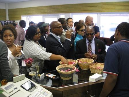 道格拉斯總理對於我商經銷店雇用克國當地員工至表肯定。