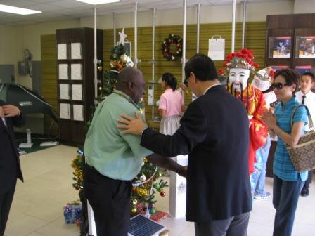 本館特別安排同仁扮演財神爺於開幕儀式發放糖果，使在場賓客驚喜。