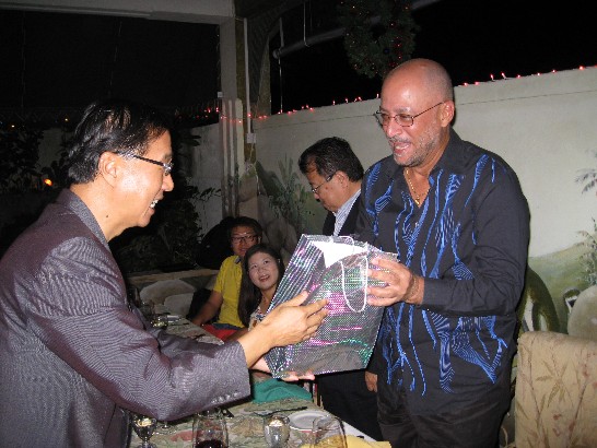 曹大使與克國觀光部長Richard Skerritt互贈卡片、年曆祝賀耶誕佳節。