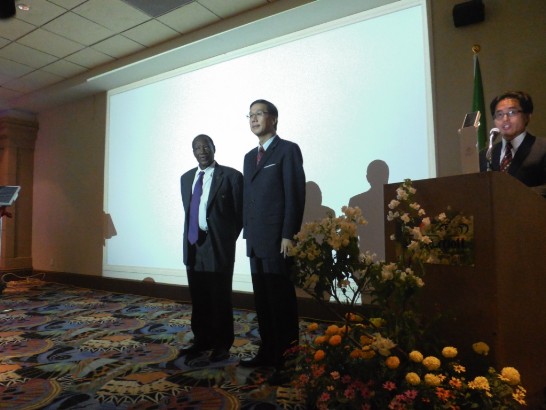 宣讀外交睦誼獎章證書內容。