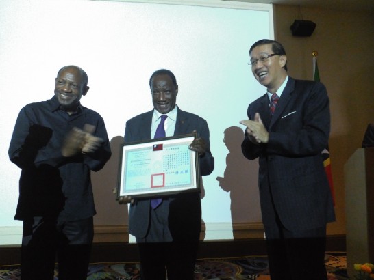 E秘書長接受我政府頒贈之外交睦誼獎章及證書，獲在場賓客喝采。