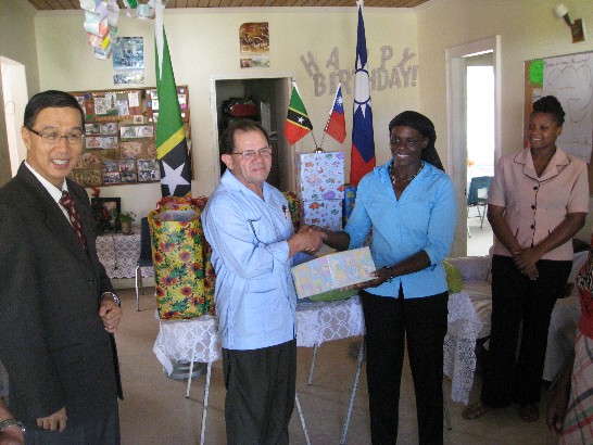 克國國合之友會秘書長Austin Weekes代表該會致贈禮品予Ade’s Home身心障礙慈善中心主任Josephine Richards。