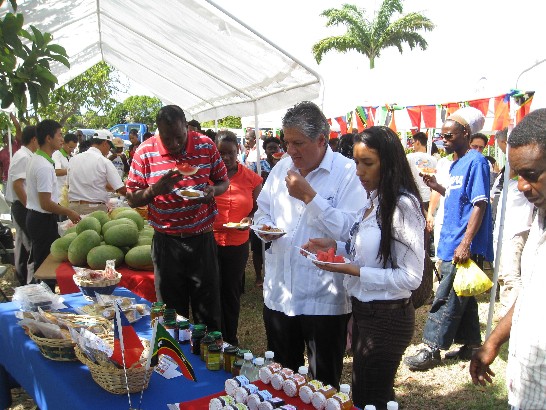委內瑞拉大使岡薩雷斯參觀食品加工展示