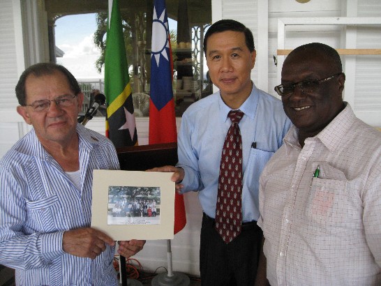 曹大使與克國國合之友會會長Charles Williams(右)、秘書長Austin Weekes合影。