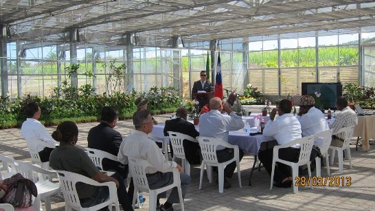 曹大使說明新農場溫室花卉及第二期建案將動土情形。