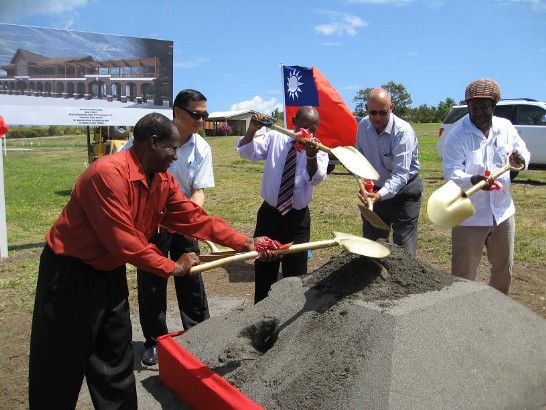 新觀光示範農場第二期建案動土儀式：自左至右為Edmeade內閣秘書長、曹大使、道格拉斯總理、Skerritt觀光部長、Stanley農業次長