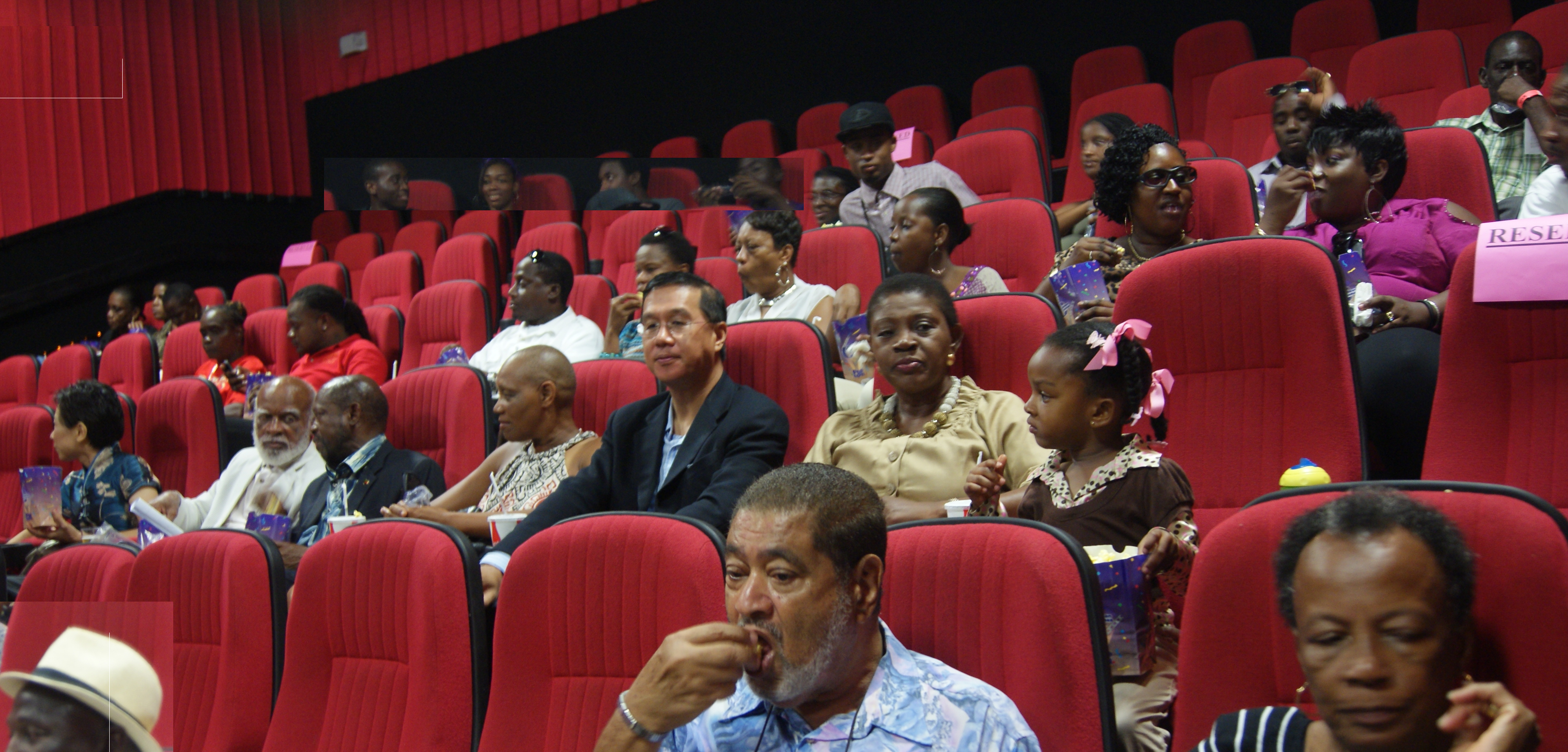 電影欣賞會計有克國克國總督Sir Edmund Lawrence、總理Denzil Douglas、文化部長Marcella Liburd等政要、各家媒體等各界人士及本館團員眷等共計150名到場，獲得熱烈迴響。每位觀眾均享有一份爆米花與飲料(觀眾陸續進場中)。