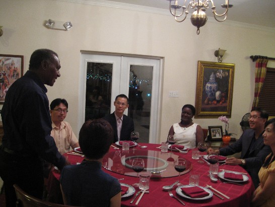 尼島行政首長Vance Amory(站立者)致謝詞。