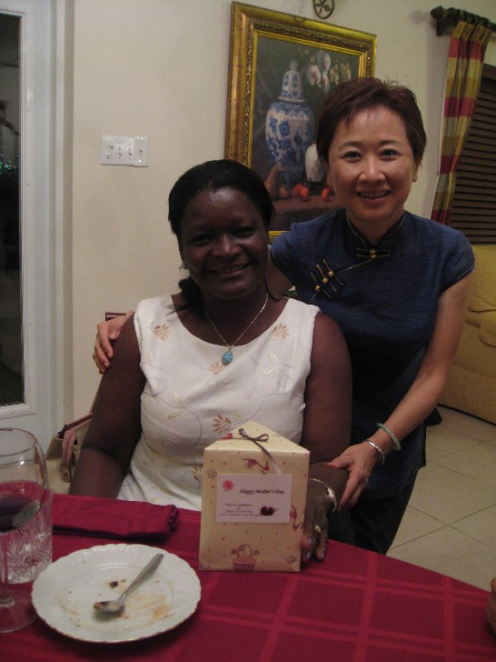 大使夫人致贈尼島行政首長Vance Amory夫人母親節禮品。