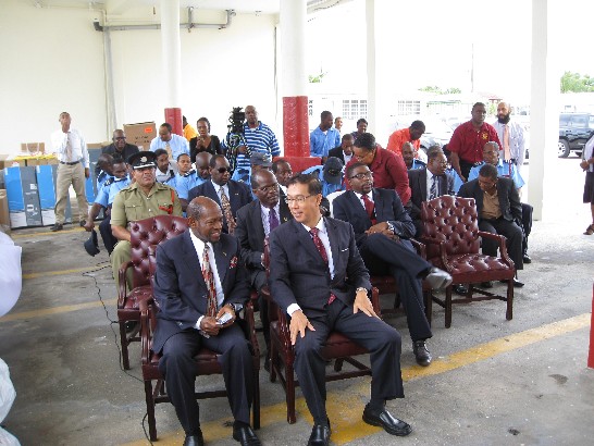 曹大使與道格拉斯總理(前排左一)於儀式開始前寒喧互動。