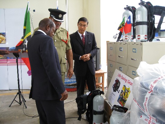 曹大使陪同道格拉斯總理(左一)檢視我捐贈之消防設備。