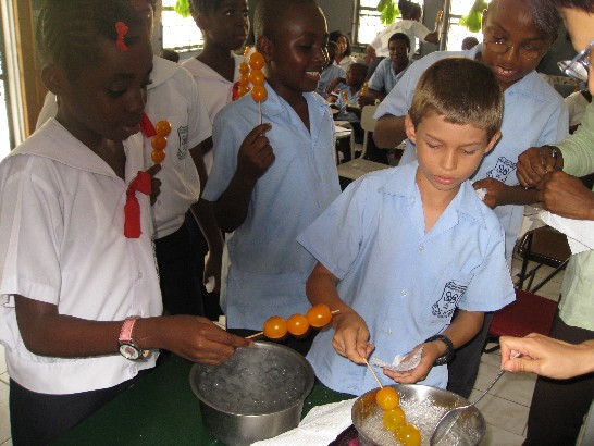 學生於課堂上練習製作傳統點心糖葫蘆。