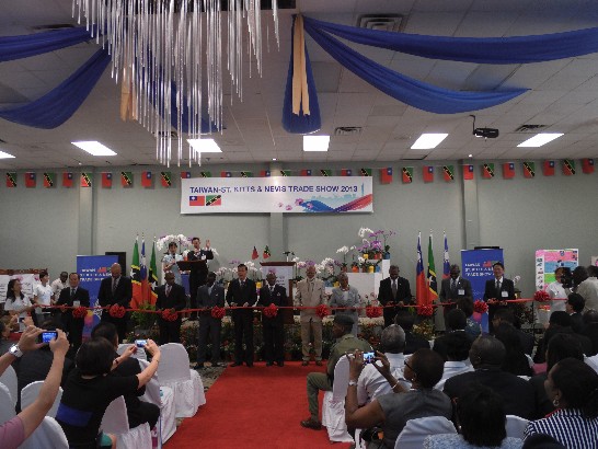 商展由總督Edmund Lawrence、總理Denzil Douglas、曹大使、訪團代表及克國相關政要共同剪綵後揭開序幕。