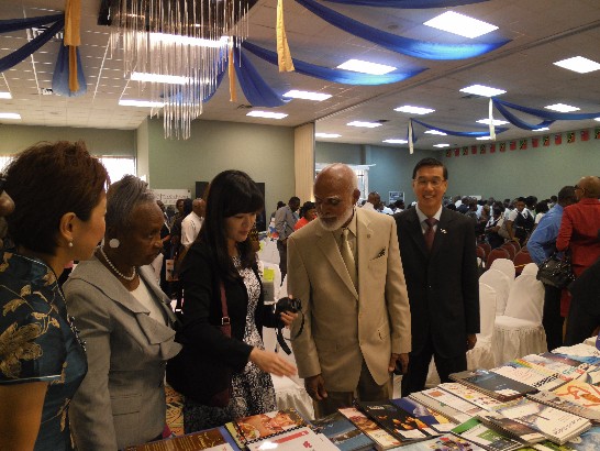 曹大使夫婦及貿訪團團長檀總裁力陪同克國道格拉斯總理參觀展場攤位。