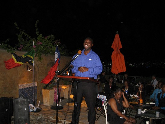 留台校友會成員Kenney Manning分享在台灣讀書經驗鼓勵受獎生。