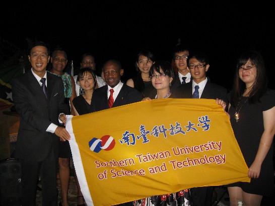 道格拉斯總理及曹大使與南台灣科技大學青年大使合影留念。