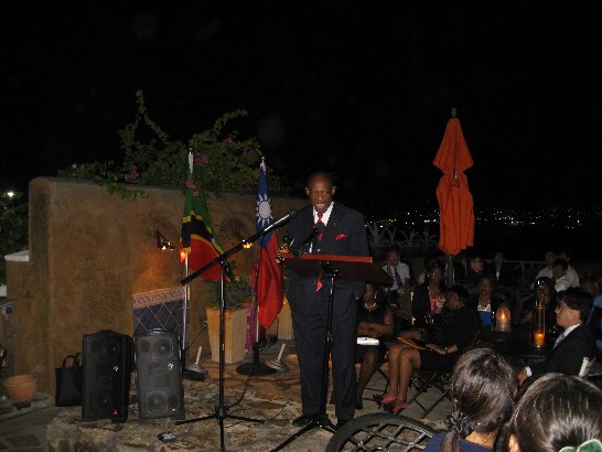 道格拉斯總理對我良善美舉至表感謝，期許受獎生，品行及學業並進，為克國增光。