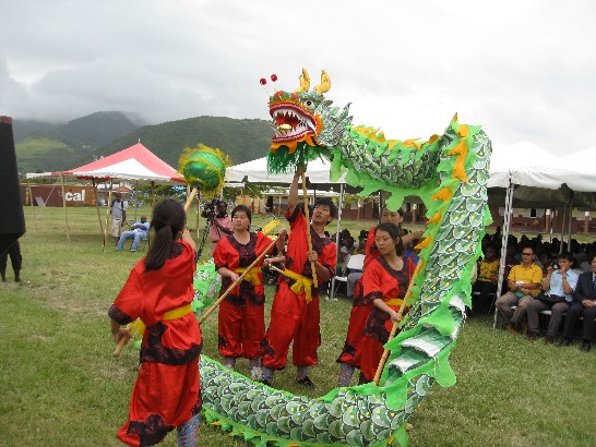青年大使學生表演舞龍，夏令營全場師生專注欣賞，並獲得熱烈掌聲。