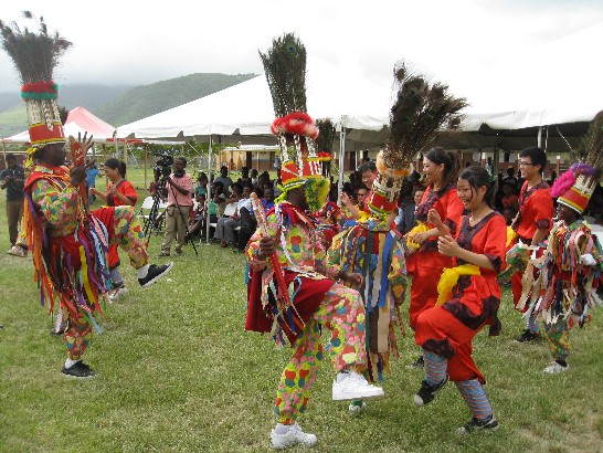 夏令營學生邀請青年大使共舞克國傳統舞蹈面具舞(Masquerade)