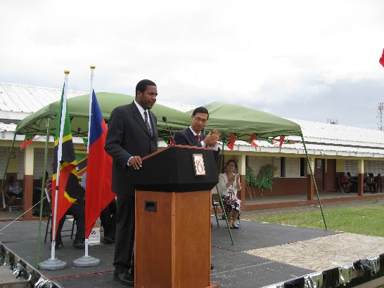 青年部部長Glenn Phillip與曹大使共同宣布克國2013年全國青少年夏令營開始。