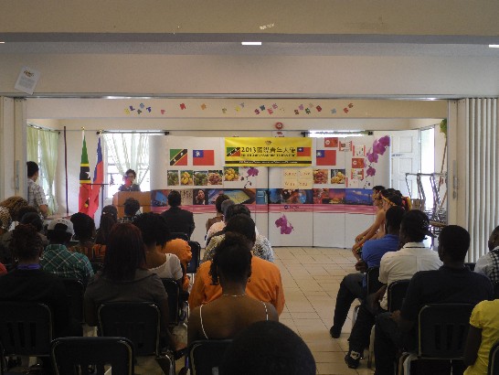 青年大使訪問團-南臺科技大學團隊許助理教授淑媖代表訪團致詞並介紹青年大使學生予CFBC專科學校師生。