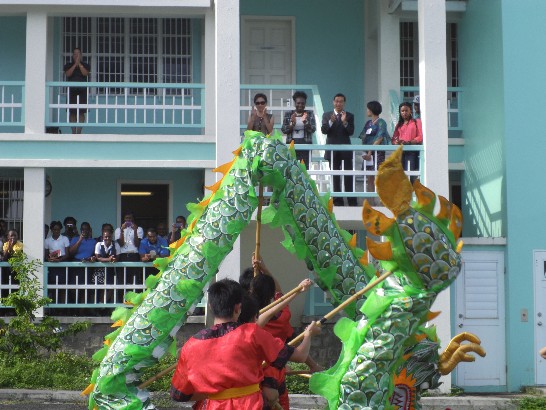 青年大使學生以舞龍表演博得CFBC師生一致喝采，並吸引校園附近民眾圍觀。